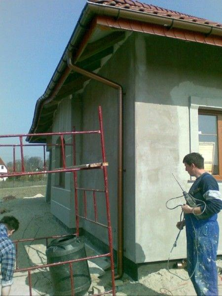 Kwiecień 2009 - instalacja spustów rynnowych #Kornelia #budowa