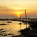 kolejne zdjęcie z wakacji w Tajladndii, przedstawia zachód słońca na plaży w zachodniej części wyspy Ko Lanta Yai parę kroków od naszego bungalowa. Odpływ odkrył skały co dało nietypowy widok zacumowanej między skałami łódki na tle zachodzącego słońca