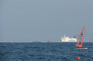 Widok z plazy na odcinku Sopot Gdańsk #morze #plaża #statki #BrzegMorza