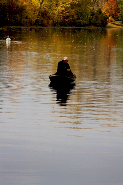jesień #cisza #jesień #jezioro #łódka #rybak