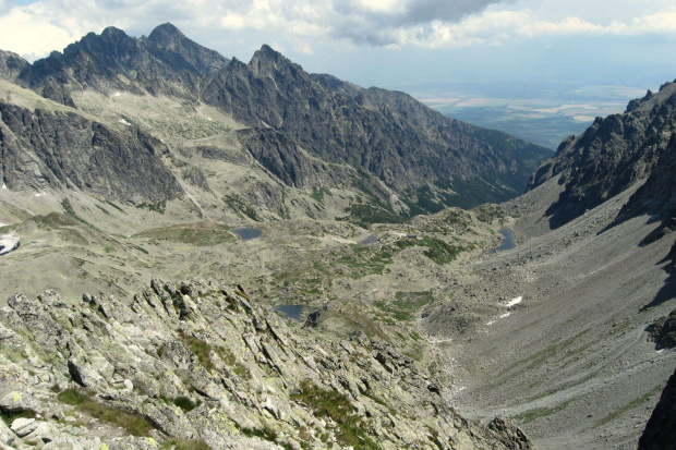 SŁOWACJA ( widok ze szczytu MAŁA WYSOKA 2429 m na jeziora i schronisko Zbójnickie w Dolinie Staroleśnej )