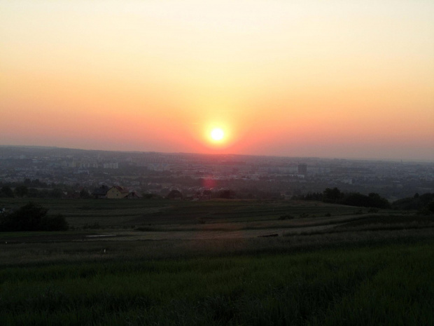Wypoczynek na wsi. Widok o zachodzie słońca ze Wzgórza Sw. Rocha w Matysówce na Rzeszów.