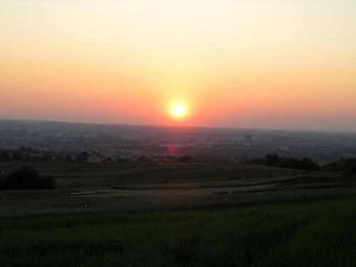 Wypoczynek na wsi. Widok o zachodzie słońca ze Wzgórza Sw. Rocha w Matysówce na Rzeszów.