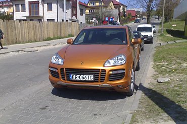Porshe Cayenne GTS zaparkowane kolo LO4 w olkuszu. #cayene #Cayenne #porshe #porsze #olkusz #trasa #biedronka #auto #LO4 #miasto #BrykaGTS #bryka #bryczka #wóz #woz #kolo #samochod #samochód
