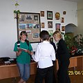 Uczestnicy warsztatów podczas przygotowan do wystawy fotograficznej