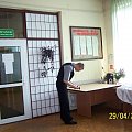 Uczestnicy warsztatów podczas przygotowan do wystawy fotograficznej