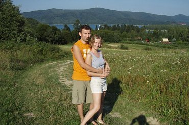 W tle błękitne wody Zalewu Solińskiego;
Polańczyk - VIII.2007 #urlop #wakacje #Bieszczady #przyroda