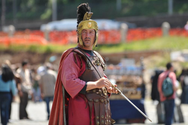 Rzymski Legionista przed Koloseum.