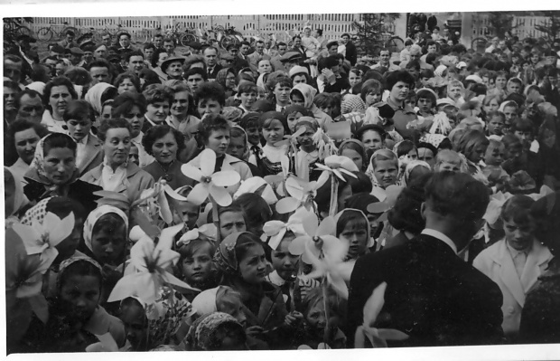 Otwarcie Szkoły Podstawowej w Rokicinach k. Koluszek w dniu 01.05.1963 roku. Tłum mieszkańców, młodzieży dzieci podczas uroczystości otwarcia budynku szkoły #Rokiciny #RokicinyKolonia #Szkoła #podstawowa #lata50 #lata60 #XXWiek