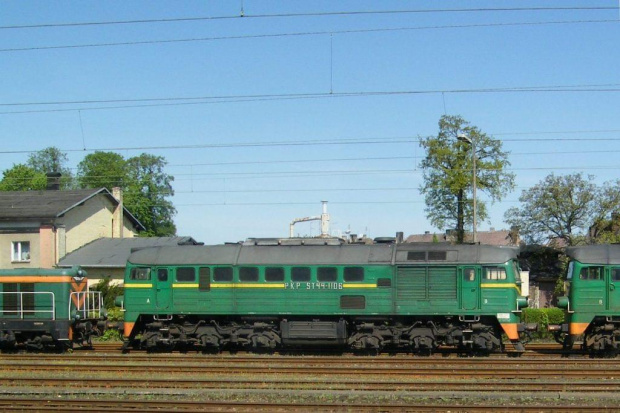ST44-1106, zdjęcie robione przez szybę w szynobusie, Szczecinek, 3.05.2009r.
