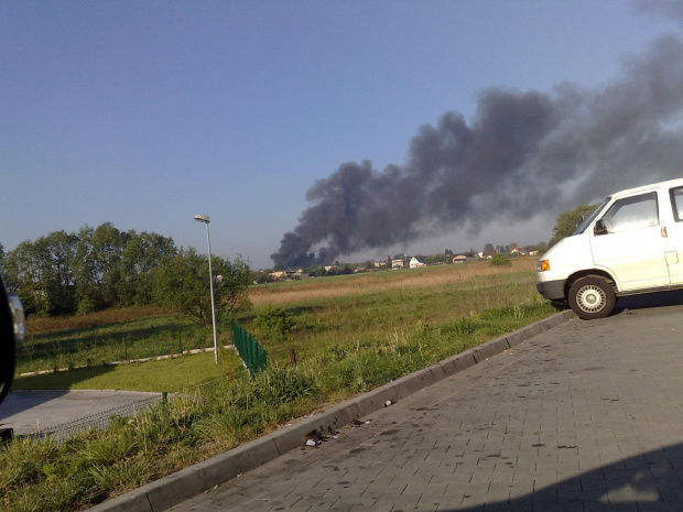 Plastochem płonie, zdjęcie z parkingu Biedronki (09.05.08 7:05)