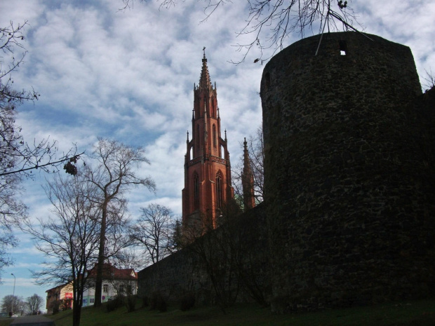 Widok na kościół św.Trójcy zza murów obronnych.