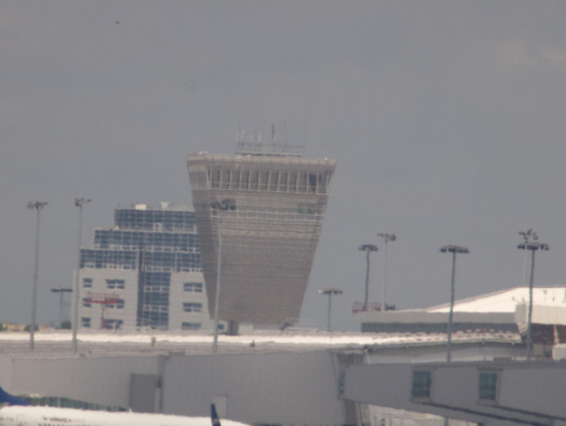 Przykładowe zdjęcie wykonane obiektywem MTO-11CA (1000mm) , zdjęcie wykonane z ręki . Niestety widać już falowanie ciepłego powietrza :) #lotnisko #wieża #obiektyw