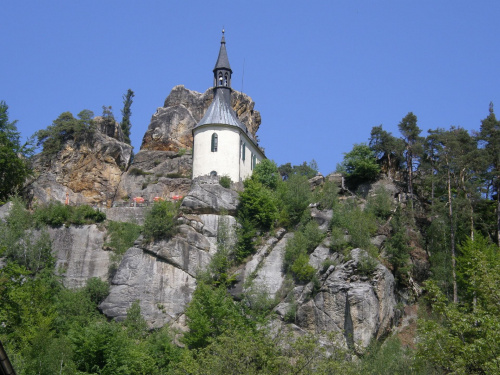 piękny neogotycki kościółek skalnego zamku vranov pantheon #czechy #CzeskiRaj #MalaSkala #SkalnyGród #VranovPantheon #zamek