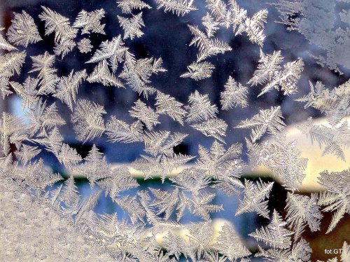 Zimowy obrazek na szybie.Dzisiaj godz.10.44 #zima
