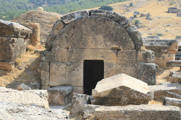 Hierapolis, Nekropola północna - chorzy tak licznie przybywający do leczniczych źródeł Pamukkale nie zawsze wracali do domów po odbytej kuracji... Jeden z największych cmentarzy Anatolii