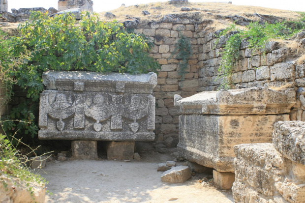 Hierapolis, Nekropola północna - chorzy tak licznie przybywający do leczniczych źródeł Pamukkale nie zawsze wracali do domów po odbytej kuracji... Jeden z największych cmentarzy Anatolii