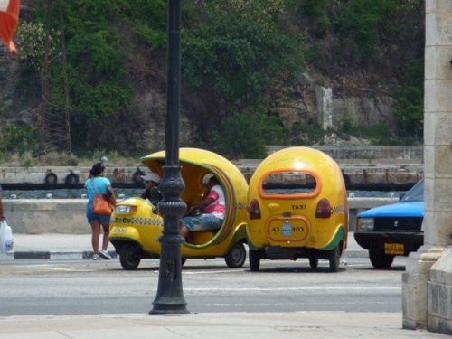 Te żółte pojazdy to popularne, tanie taksówki zwane coco-taxi.