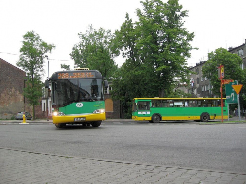 Solaris Urbino 12 #184 (PKM Tychy) na linii 268 (MZK Tychy) i Jelcz 120M/3 #154 (PKM Tychy) na linii 82 (MZK Tychy), Mikołów, Dworzec Autobusowy.