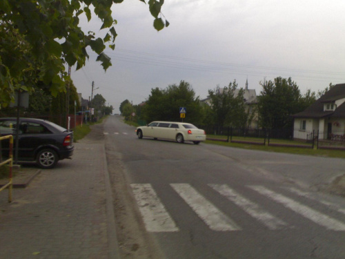 Limuzyna Chrysler na drodze w Osieku k/Olkusza #limuzyna #lima #auo #car #chrysler #dlugi #osiek #olkusz #bryka #limka #motoryzacja #samochód
