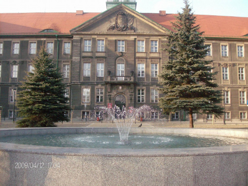 Urząd miasta Bytomia #Bytom #urząd #fontanna #polska #woda #okna #prezydent #ratusz