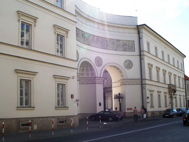Brama Pałacu Paca-Radziwiłłów przy ulicy Miodowej, siedziby Ministerstwa Zdrowia. #wakacje #urlop #podróże #zwiedzanie #Polska #Warszawa