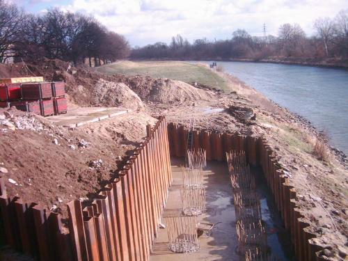 Początek budowy Mostów Warszawskich na Odrze we Wrocławiu (2007-02-11).