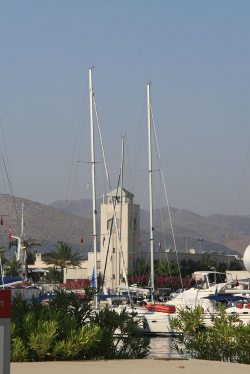 Nowoczesna marina w Turgutreis