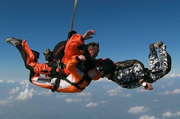 Spadochroniarstwo - Urodzinowy buziak w powietrzu (www.tandemy.pl) #SkokiSpadochronowe #spadochroniarstwo #przasnysz #KlubSpadochronowyAtmosfera #spadochroniarze #SkokZeSpadochronem #SkokNaSpadochronie #SkokiTandemowe #SkokiWTandemie #tandem