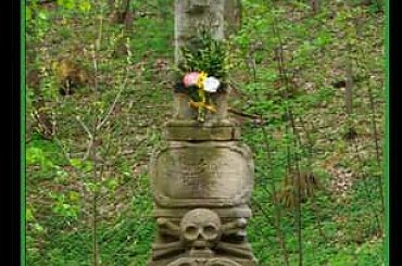 Zabytkowy krzyż w Szczawinie nieopodal Polanicy-Zdroju. #krzyż #zabytek #Szczawina #Polanica