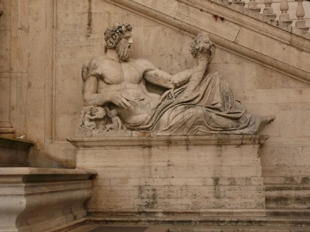 Figura będąca personifikacją Tybru przed Palazzo Senatorio #Rzym