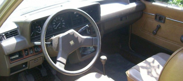 Wnętrze Mazda 323