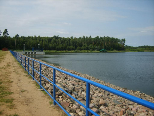 Widok z tamy na jezioro w Jeżewie