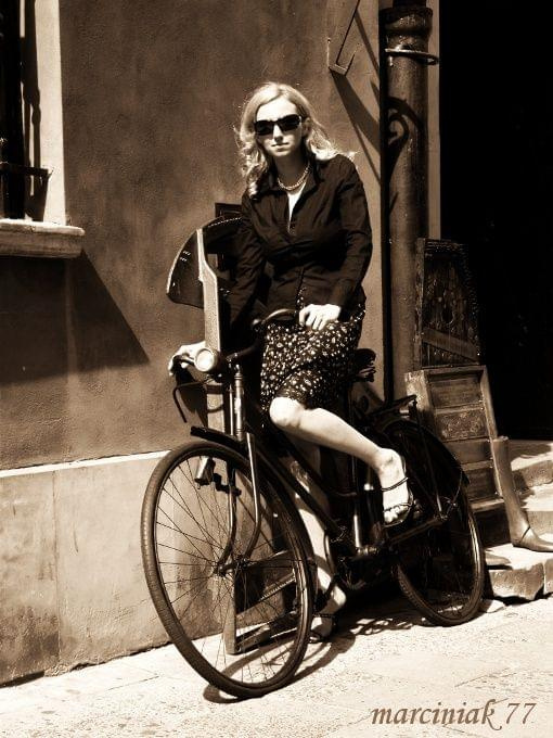 "...jadę na rowerze, słuchaj - do byle gdzie, rower mam, posłuchaj - w taki różowy jazz... ROWER TO JEST ŚWIAT..." :-))) #kobieta #portret