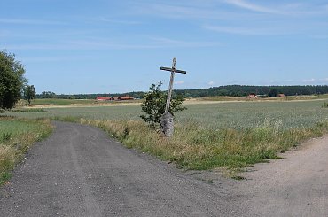 Na rozstaju dróg #Krzyż #PolnaDroga #Warmia #krajobraz