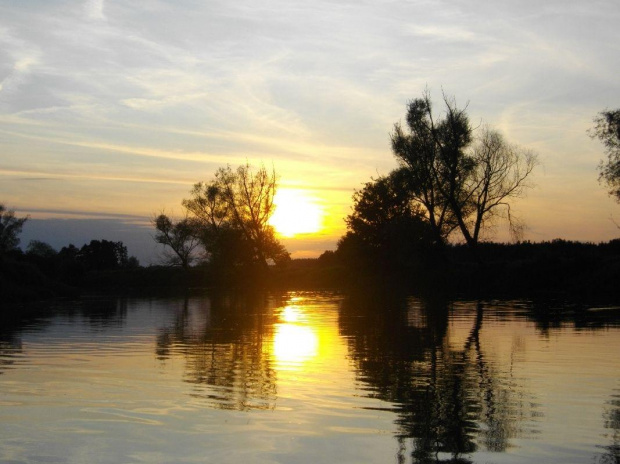Spływ z nurtem Narwi na odcinku Łomża -Nowogród sierpień 2009. Zachód słońca. #krajobrazy #Narew #pontony #rzeki #spływy #ZachodySłońca