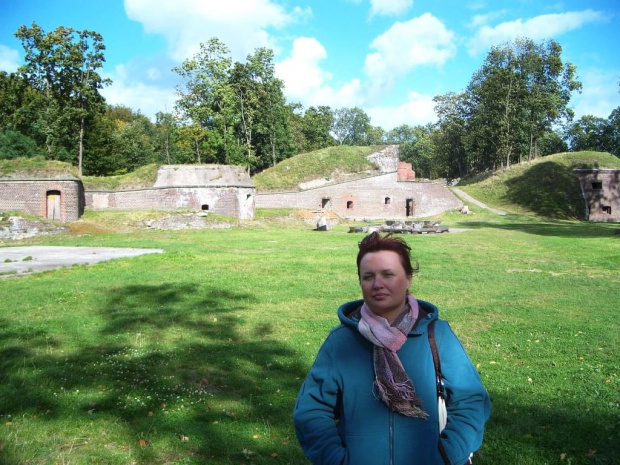 Świnoujście-Agata w Forcie Gerharda, w tle plac ćwiczeń i bateria artyleryjska. #wakacje #urlop #podróże #zwiedzanie #militaria #fortyfikacje #forty #FortGerharda #Polska #Świnoujście