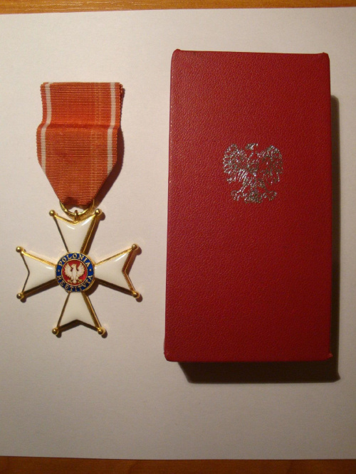 Polonia Restituta ( klasa V krzyża kawalerskiego ) - jadno z najwyższych polskich odznaczeń cywilnych .