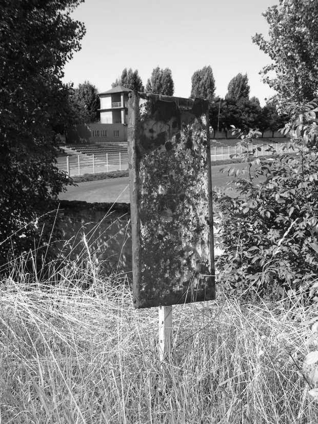 Łącznica 771 - zniszczony znak w okolicach stadionu OSiR