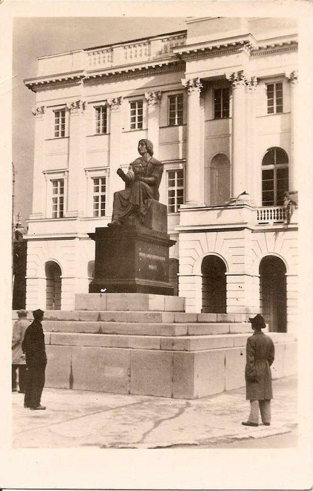 Warszawa_Pomnik Kopernika stanął na nowo przed odbudowanym z ruin Pałacem Staszica