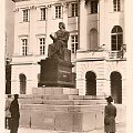 Warszawa_Pomnik Kopernika stanął na nowo przed odbudowanym z ruin Pałacem Staszica
