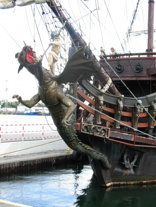 Dragon - statek wycieczkowy i smok na przedzie