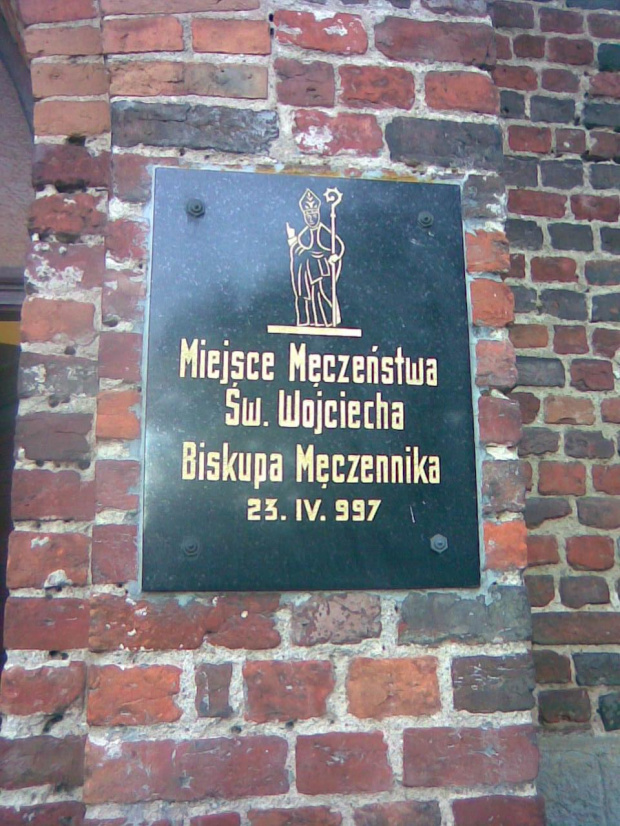 Swięty Gaj - parafia Kwietniewo-tablica na budynku kościoła
