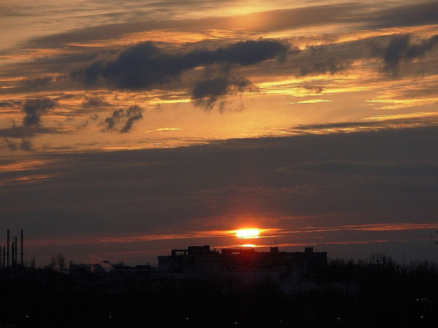 zdjęcie zachodu słońca robione z podczas jazdy samochodem #NieJesien