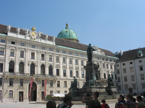 dziedziniec pałacowy wraz z pomnikiem Franciszka II-Hofburg