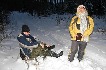Krzysztof czyni nieodzowne zabiegi konserwacyjne niezawodnych butów afgańsko-irańskich #Wędrownik #BoryTucholskie