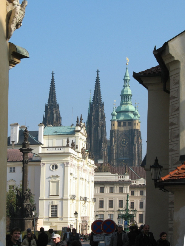 obrazki z Pragi- jedna z ulic dochodzących do Placu Hradczańskiego #Praga #zwiedzanie