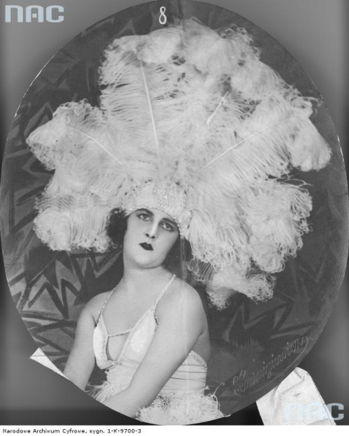 Janina Szymbortówna, aktorka, primabalerina w stroju scenicznym w Operze " Hrabina Marica " Emmericha Kalmana w Teatrze Miejskim w Katowicach_1925 r.