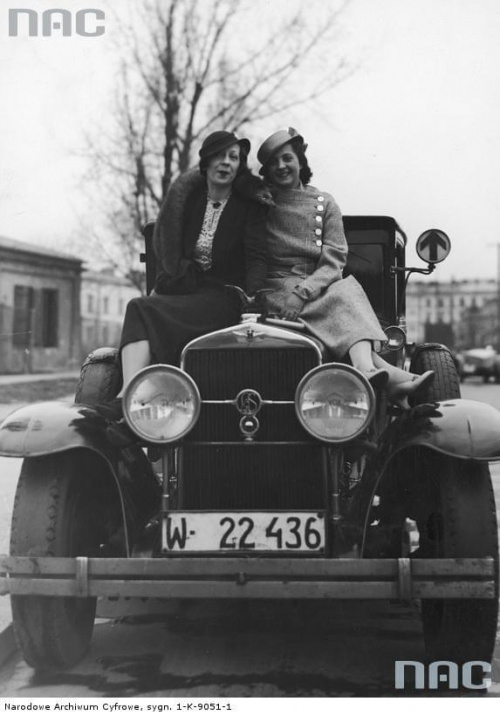 Janina Romanówna ( 1. z lewej ) i Jadwiga Smosarska_04.1933 r.