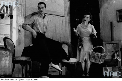 Aktorzy Maria Malicka i Zbigniew Rakowiecki w sztuce " Gałganek " w Teatrze Komedia w Warszawie_06.1941 r.
